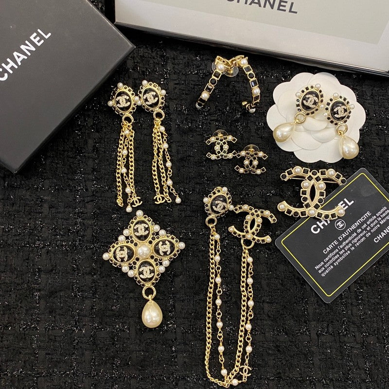 Chanel Pearl Pendant Gold 18K Gold Brooch